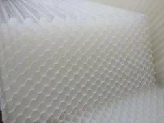 采用蜂窩斜管填料處理污水。